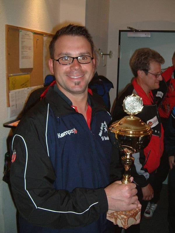 Chef mit Pokal